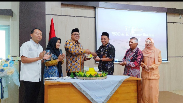 Wakil Bupati Rembang, H.M. Hanies Cholil Barro’, menghadiri peringatan Hari Ulang Tahun (HUT) ke-71 RSUD dr. R. Soetrasno, Selasa (10/2).
