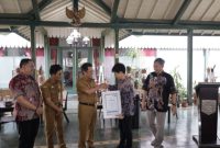 Bupati Wonosobo menyerahkan Sertifikat CHSE kepada 19 pelaku usaha pariwisata di Kabupaten Wonosobo, Senin (9/2/2026).