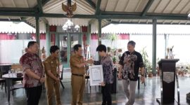 Bupati Wonosobo menyerahkan Sertifikat CHSE kepada 19 pelaku usaha pariwisata di Kabupaten Wonosobo, Senin (9/2/2026).