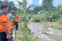 Tim SAR Gabungan sedang mencari pengendara sepeda motor yang hanyut di Sungai Karangmalang, Kecamatan Mijen, Kota Semarang, Rabu (11/2).