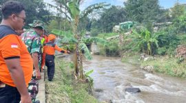 Tim SAR Gabungan sedang mencari pengendara sepeda motor yang hanyut di Sungai Karangmalang, Kecamatan Mijen, Kota Semarang, Rabu (11/2).