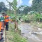 Tim SAR Gabungan sedang mencari pengendara sepeda motor yang hanyut di Sungai Karangmalang, Kecamatan Mijen, Kota Semarang, Rabu (11/2).
