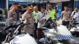 Kapolres Demak, AKBP Arrizal Samelino Gandasaputra, meninjau langsung pemeeiksaan pemeliharaan kendaraan bermotor (ranmor) dinas roda dua, roda empat, dan roda enam di lapangan Mapolres Demak, Kamis (12/2/2026).
