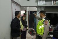 Anggota Polres Demak melakukan Olah TKP peristiwa gantung diri di rumah korban, Perumahan Tlogo Baru Asri, Desa Batursari, Kecamatan Mranggen, Demak.