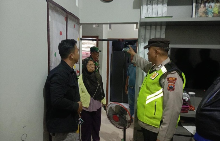 Anggota Polres Demak melakukan Olah TKP peristiwa gantung diri di rumah korban, Perumahan Tlogo Baru Asri, Desa Batursari, Kecamatan Mranggen, Demak.