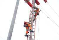 Peragaan simulasi keadaan darurat di udara pada Tiang Tegangan Menengah (TM) oleh Tim PDKB PLN UID Jateng & DIY.