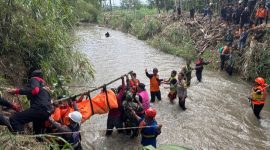 Tim SAR gabungan sedang mengevakuasi jenazah Nadia Eka K, seorang siswi SMPN 3 Boja Kendal yang hanyut saat menerjang banjir Sungai Kalimalang, Semarang.