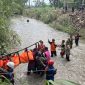 Tim SAR gabungan sedang mengevakuasi jenazah Nadia Eka K, seorang siswi SMPN 3 Boja Kendal yang hanyut saat menerjang banjir Sungai Kalimalang, Semarang.