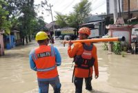 Petugas PLN bergerak cepat mengamankan instalasi kelistrikan untuk mencegah potensi bahaya akibat genangan air di Gubug, Grobogan.
