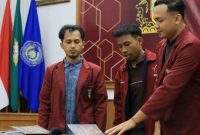 Penandatanganan buku Nalar Futurology Maroon oleh Dwi Kurniadi selaku editor dan Ketua RPK PK IMM Pondok Shabran UMS.