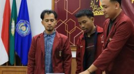 Penandatanganan buku Nalar Futurology Maroon oleh Dwi Kurniadi selaku editor dan Ketua RPK PK IMM Pondok Shabran UMS.