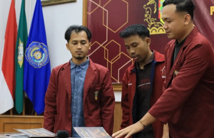 Penandatanganan buku Nalar Futurology Maroon oleh Dwi Kurniadi selaku editor dan Ketua RPK PK IMM Pondok Shabran UMS.