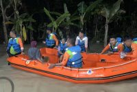 Pasukan Bhayangkara Polres Demak Evakuasi Korban Banjir Akibat Tanggul Jebol.
