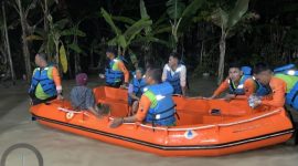 Pasukan Bhayangkara Polres Demak Evakuasi Korban Banjir Akibat Tanggul Jebol.

