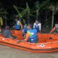 Pasukan Bhayangkara Polres Demak Evakuasi Korban Banjir Akibat Tanggul Jebol.
