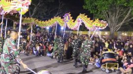 TNI Meriahkan Perayaan Malam  Tahun Baru Imlek di Lasem Dengan Atraksi Barongsai dan Leang Leong.
