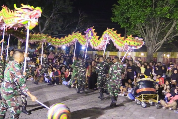 TNI Meriahkan Perayaan Malam  Tahun Baru Imlek di Lasem Dengan Atraksi Barongsai dan Leang Leong.
