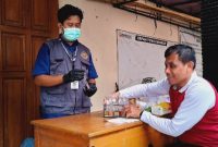 Kepala Dindagkop Kabupaten Rembang, M. Mahfudz, memantau langsung kondisi keamanan pangan di Kampung Ramadan, terutama di spot-spot yang menyediakan makanan olahan, Jumat (20/2).
