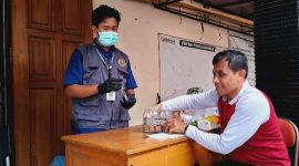 Kepala Dindagkop Kabupaten Rembang, M. Mahfudz, memantau langsung kondisi keamanan pangan di Kampung Ramadan, terutama di spot-spot yang menyediakan makanan olahan, Jumat (20/2).