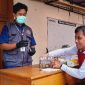 Kepala Dindagkop Kabupaten Rembang, M. Mahfudz, memantau langsung kondisi keamanan pangan di Kampung Ramadan, terutama di spot-spot yang menyediakan makanan olahan, Jumat (20/2).