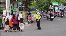 Anggota Polres Rembang mengantisipasi gangguan keamanan dan ketertiban masyarakat di salah satu titik Kampung Ramadhan.