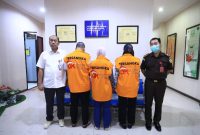 Tiga orang tersangka yang diduga melakukan tindak pidana perbankan di PT Bank Perkreditan Rakyat (BPR) Panca Dana, yakni AK selaku mantan Direktur Utama, MM selaku Customer Service, dan VAS selaku Kepala Bagian Operasional (baju orange).