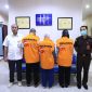 Tiga orang tersangka yang diduga melakukan tindak pidana perbankan di PT Bank Perkreditan Rakyat (BPR) Panca Dana, yakni AK selaku mantan Direktur Utama, MM selaku Customer Service, dan VAS selaku Kepala Bagian Operasional (baju orange).