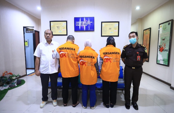 Tiga orang tersangka yang diduga melakukan tindak pidana perbankan di PT Bank Perkreditan Rakyat (BPR) Panca Dana, yakni AK selaku mantan Direktur Utama, MM selaku Customer Service, dan VAS selaku Kepala Bagian Operasional (baju orange).