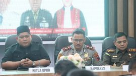 Kapolres Demak, AKBP Arrizal Samelino Gandasaputra, menghadiri Rapat Koordinasi Lintas Sektoral Forkopimda Kabupaten Demak bersama perangkat daerah, Forkopimcam, tokoh agama, dan tokoh masyarakat di Gedung Grhadika Bina Praja Demak, Senin (23/2/2026).
