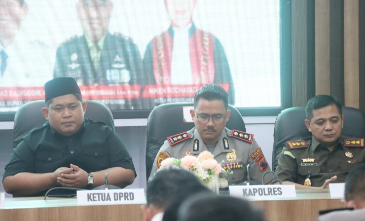 Kapolres Demak, AKBP Arrizal Samelino Gandasaputra, menghadiri Rapat Koordinasi Lintas Sektoral Forkopimda Kabupaten Demak bersama perangkat daerah, Forkopimcam, tokoh agama, dan tokoh masyarakat di Gedung Grhadika Bina Praja Demak, Senin (23/2/2026).
