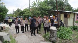Kapolres Demak, AKBP Samel (kanan) meninjau langsung dimulainya pembangunan Jembatan Merah Putih, di desa Banjarejo, Kecamatan Guntur, Senin (23/2/2026). 