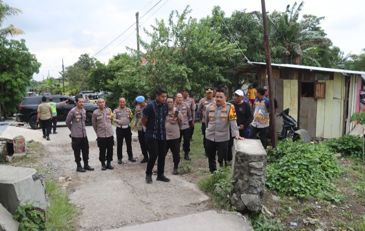 Kapolres Demak, AKBP Samel (kanan) meninjau langsung dimulainya pembangunan Jembatan Merah Putih, di desa Banjarejo, Kecamatan Guntur, Senin (23/2/2026). 