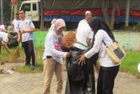 Ratusan ASN dan pelajar membersihkan sampah di kawasan Taman Rekreasi Pantai (TRP) Kartini, Selasa (24/2/2026).