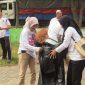 Ratusan ASN dan pelajar membersihkan sampah di kawasan Taman Rekreasi Pantai (TRP) Kartini, Selasa (24/2/2026).