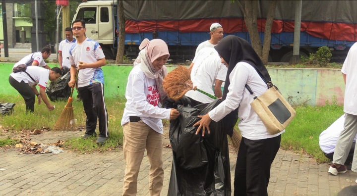 Ratusan ASN dan pelajar membersihkan sampah di kawasan Taman Rekreasi Pantai (TRP) Kartini, Selasa (24/2/2026).