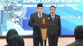 Kepala Kantor Wilayah Kemenkum Jawa Tengah, Heni Susila Wardoyo, 
melantik pejabat Fungsional, di Aula Kresna BasudewaRabu (25/2).