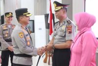 Kapolres Demak, AKBP Arrizal Samelino Gandasaputra menyalami 
Kompol Santoso, Kapolsek Kebonagung yang menerima kenaikan pangkat pengabdian setingkat lebih tinggi dari pangkat sebelumnya.

