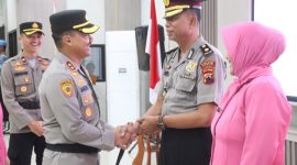 Kapolres Demak, AKBP Arrizal Samelino Gandasaputra menyalami 
Kompol Santoso, Kapolsek Kebonagung yang menerima kenaikan pangkat pengabdian setingkat lebih tinggi dari pangkat sebelumnya.

