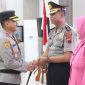 Kapolres Demak, AKBP Arrizal Samelino Gandasaputra menyalami 
Kompol Santoso, Kapolsek Kebonagung yang menerima kenaikan pangkat pengabdian setingkat lebih tinggi dari pangkat sebelumnya.

