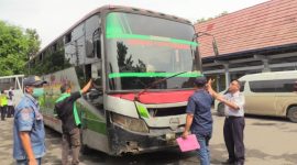 Dishub Kabupaten Rembang bersama Satlantas Polres Rembang menggelar pemeriksaan kelaikan angkutan umum di Terminal Rembang, Selasa (3/3/2026).
