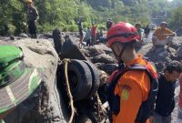 Tim SAR Gabungan sedang mencari empat penambang pasir yang hilang terseret arus lahar dingin gunung Merapi di sungai Senowo.
