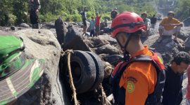 Tim SAR Gabungan sedang mencari empat penambang pasir yang hilang terseret arus lahar dingin gunung Merapi di sungai Senowo.
