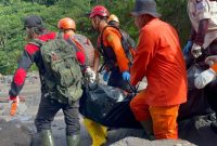 Tim SAR gabungan sedang mengevakuasi jenazah korban lahar dingin Merapi, Rabu (4/3).
