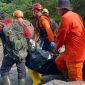 Tim SAR gabungan sedang mengevakuasi jenazah korban lahar dingin Merapi, Rabu (4/3).