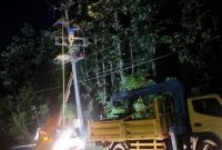 PLN Unit Induk Distribusi Jawa Tengah & D.I. Yogyakarta bergerak cepat menangani gangguan listrik akibat hujan deras dan angin kencang yang melanda sejumlah wilayah Jawa Tengah, Rabu (4/3/2026). 
