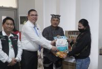 Kepala BNNP Jawa Tengah, Toton Rasyid menyerahkan bantuan Asistensi Rehabilitasi Sosial (ATENSI) bagi masyarakat Pemerlu Pelayanan Kesejahteraan Sosial (PPKS).