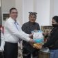 Kepala BNNP Jawa Tengah, Toton Rasyid menyerahkan bantuan Asistensi Rehabilitasi Sosial (ATENSI) bagi masyarakat Pemerlu Pelayanan Kesejahteraan Sosial (PPKS).
