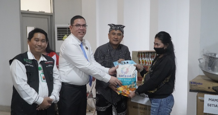 Kepala BNNP Jawa Tengah, Toton Rasyid menyerahkan bantuan Asistensi Rehabilitasi Sosial (ATENSI) bagi masyarakat Pemerlu Pelayanan Kesejahteraan Sosial (PPKS).