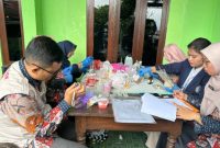 Petugas Dinkes Wonosobo melakukan pemantauan keamanan pangam di Pujasera Kompleks Al-Mansyur, Kamis (5/3/2026).
