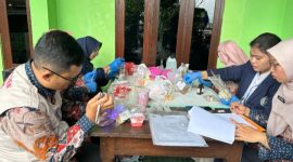 Petugas Dinkes Wonosobo melakukan pemantauan keamanan pangam di Pujasera Kompleks Al-Mansyur, Kamis (5/3/2026).
